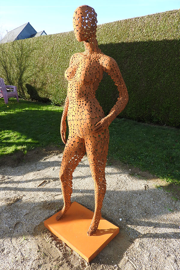 Sculpture exterieur femme  Ambre  Vernis brillant Acier corten - William David