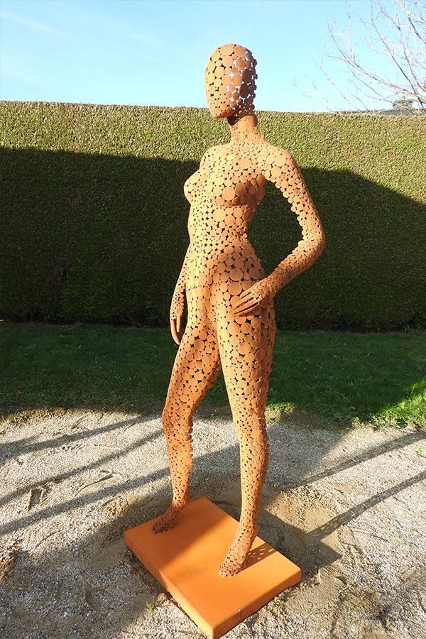 Sculpture exterieur femme  Ambre  Vernis brillant Acier corten - William David