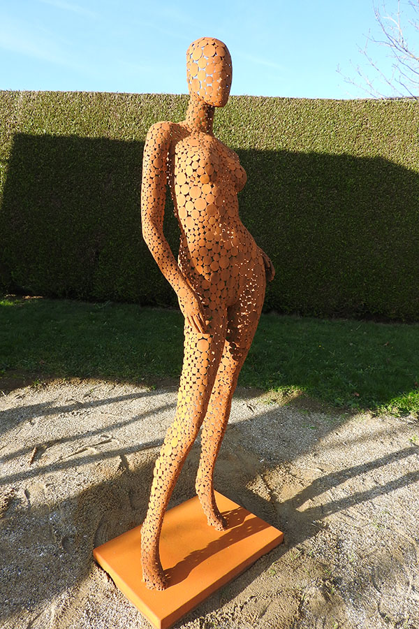 Sculpture exterieur femme  Ambre  Vernis brillant Acier corten - William David