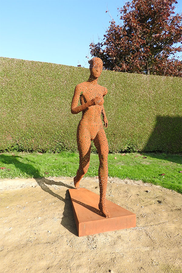 Sculpture exterieur femme en acier corten  Capucine Effet rouille  Acier Corten - William David