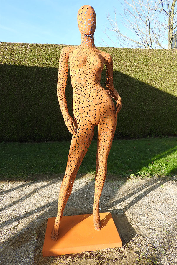 Sculpture exterieur femme  Ambre  Vernis brillant Acier corten - William David