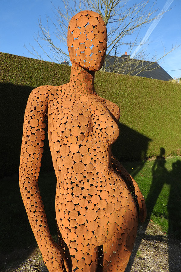 Sculpture exterieur femme  Ambre  Vernis brillant Acier corten