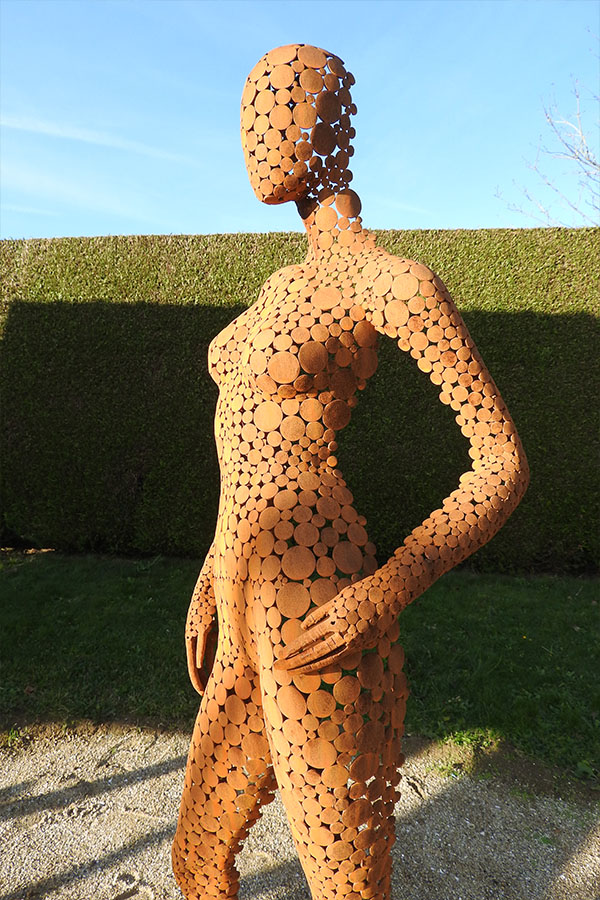 Sculpture exterieur femme  Ambre  Vernis brillant Acier corten