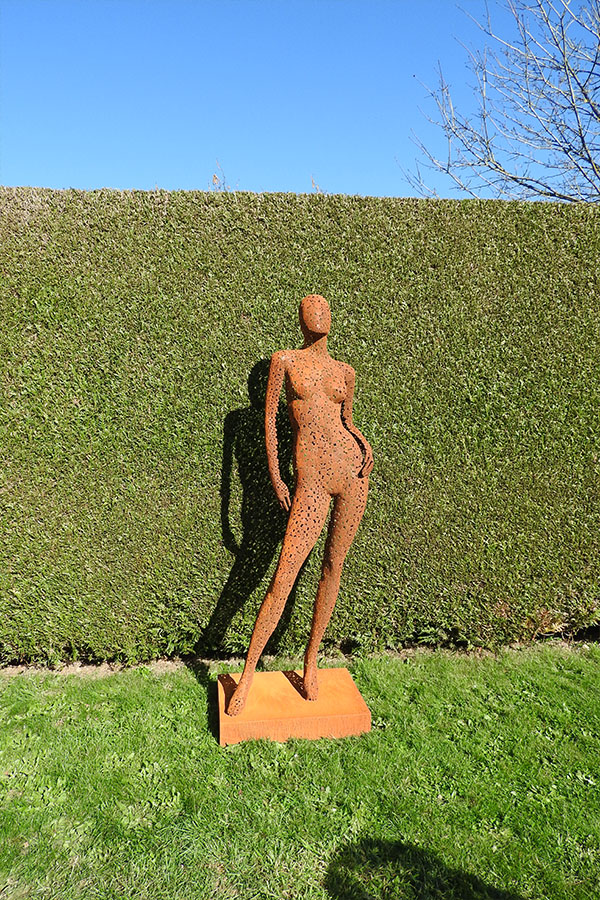  Sculpture femme  exterieur Lena    vernis brillant Acier corten