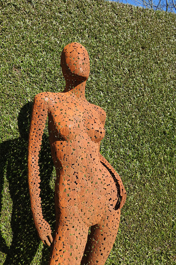  Sculpture femme  exterieur Lena    vernis brillant Acier corten