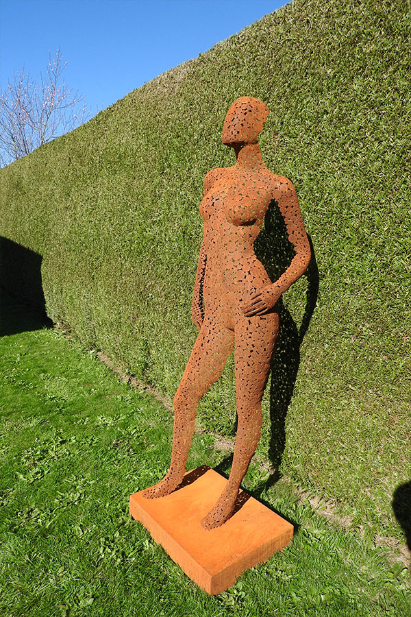  Sculpture femme  exterieur Lena    vernis brillant Acier corten