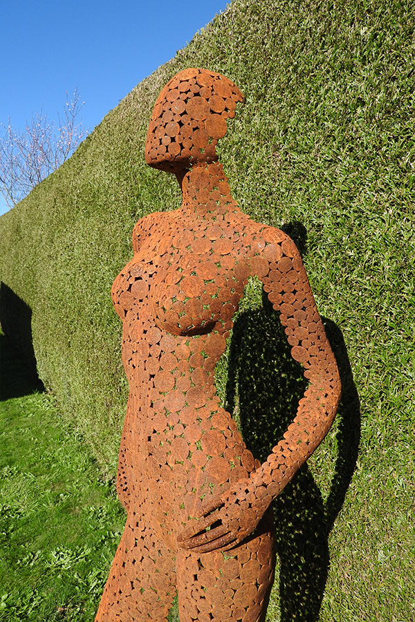  Sculpture femme  exterieur Lena    vernis brillant Acier corten