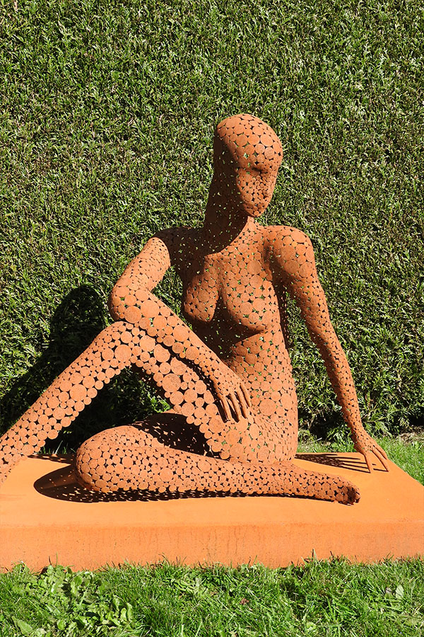  Sculpture femme  exterieur Coleen   vernis brillant Acier corten