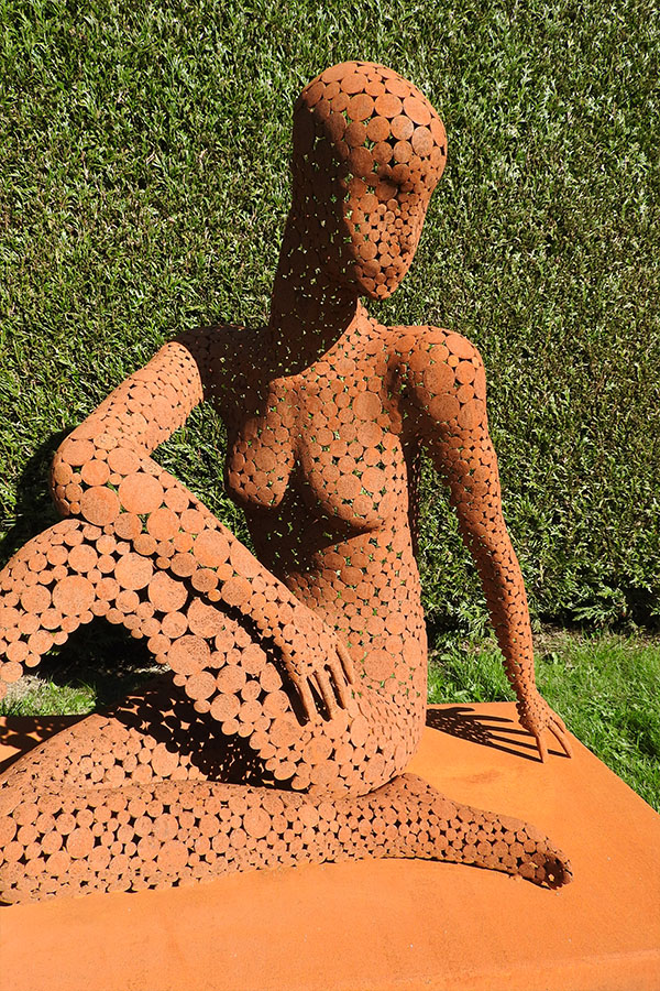  Sculpture femme  exterieur Coleen   vernis brillant Acier corten