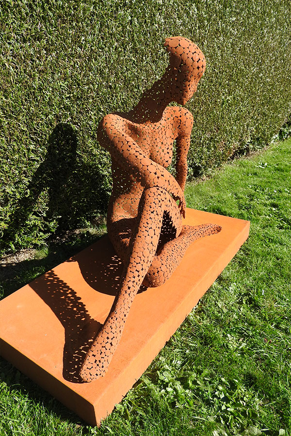  Sculpture femme  exterieur Coleen   vernis brillant Acier corten